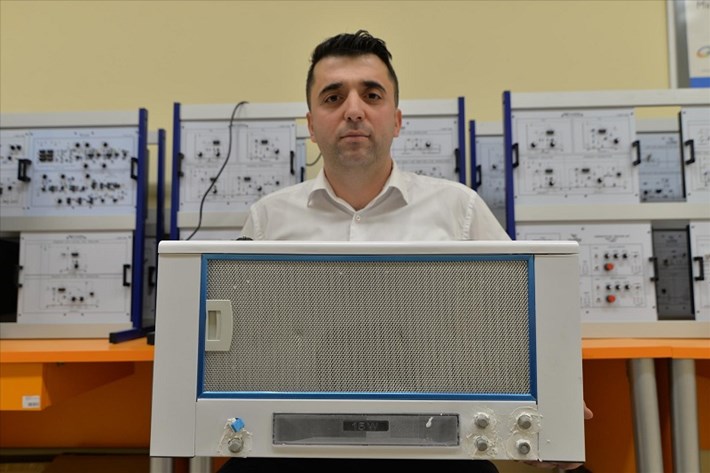 HİTİT ÜNİVERSİTESİNDEN EV HANIMLARINI SEVİNDİRECEK ÇALIŞMA YEMEK KOKUSUNU TAMAMEN GİDEREBİLEN 'AKILLI ASPİRATÖR' GELİŞTİRİLDİ 