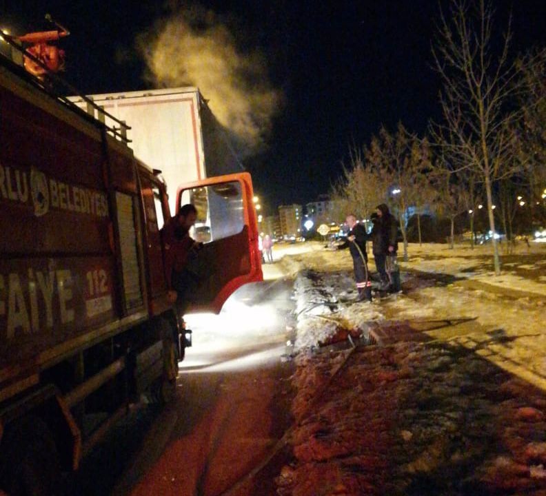 BALATALAR ISINDI, TIR SEYİR HALİNDE ALEV ALDI