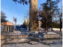 131 yıllık saat kulesinden düşen parçalar korkuttu