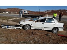 Takla atan otomobil refüje devrildi: 2 yaralı