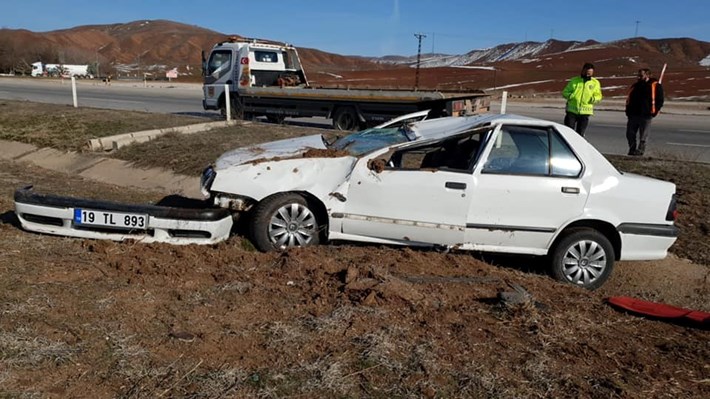 TAKLA ATAN OTOMOBİL REFÜJE DEVRİLDİ: 2 YARALI