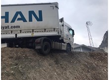 Kontrolden çıkan tır şantiye yolunda asılı kaldı