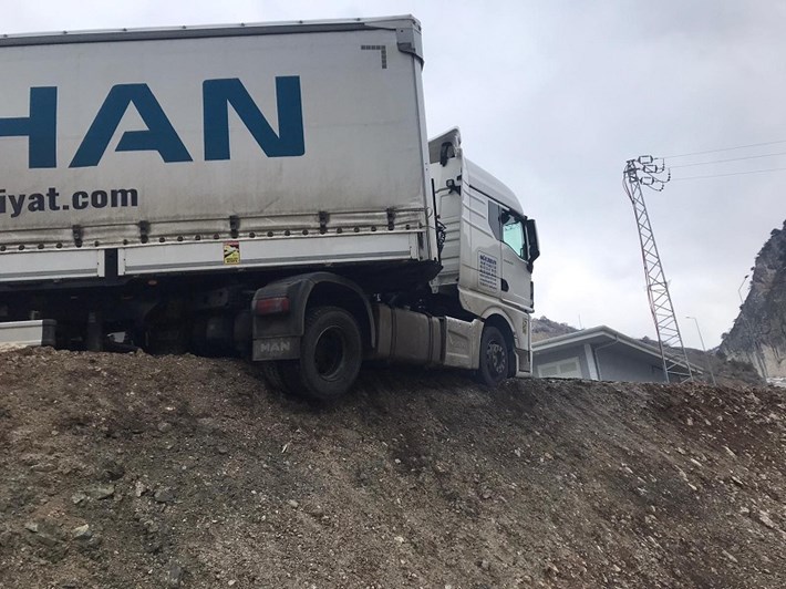 KONTROLDEN ÇIKAN TIR ŞANTİYE YOLUNDA ASILI KALDI