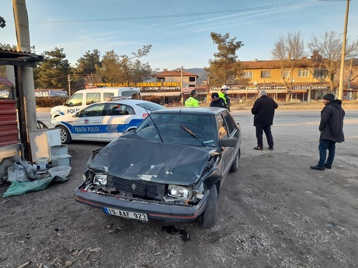 KIRMIZI IŞIKTA DURAN TIRA ARKADAN ÇARPTI: 1 YARALI