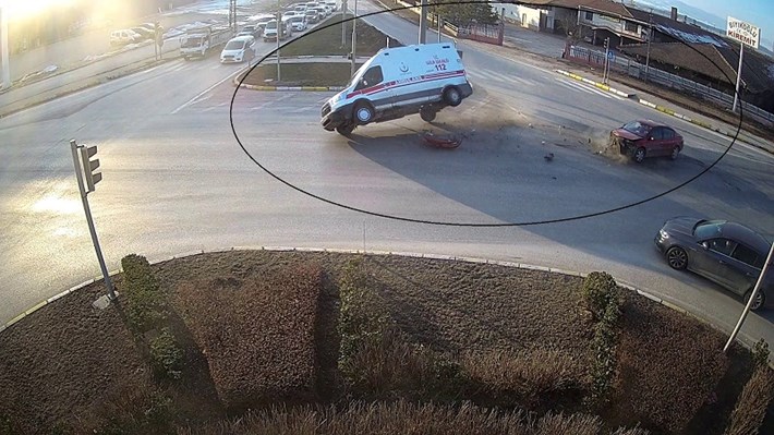 5 KİŞİNİN YARALANDIĞI AMBULANS KAZASI GÜVENLİK KAMERASINDA