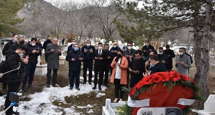 HANAU'DAKİ IRKÇI SALDIRIDA ÖLEN FATİH SARAÇOĞLU, MEMLEKETİ İSKİLİP'TE ANILDI YTB TARAFINDAN DÜZENLENEN ETKİNLİKTE SARAÇOĞLU'NUN İSMİ İSKİLİP'TEKİ BİR SOKAĞA VERİLDİ