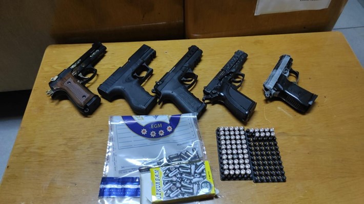 ÇORUM'DA BİR ŞAHSIN ÜZERİNDE 5 RUHSATSIZ TABANCA YAKALANDI