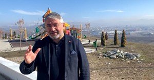 Akkent’e şehir manzaralı kafeterya