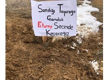 CHP’li gençler, zam sandığını toprağa verdi