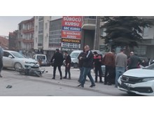 Otomobil ile motosiklet çarpıştı