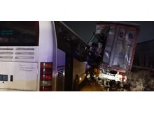 Otobüs tıra çarptı: 1 yaralı