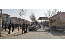 Polis otomobili devrildi