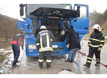 Seyir halindeki tırın motoru alev aldı