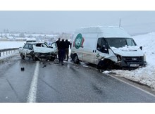 Otomobil ve minibüs çarpıştı : 3 yaralı