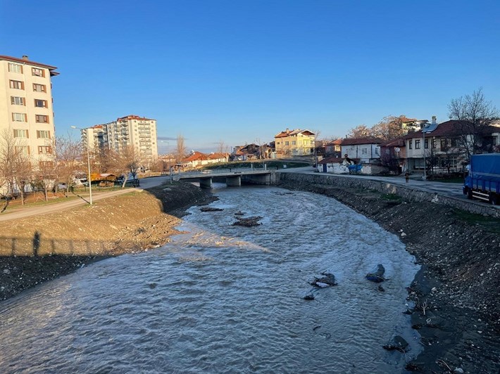 KARLAR ERİMEYE BAŞLAYINCA AKARSULARIN DEBİSİ YÜKSELDİ