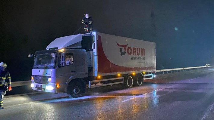 SAKATAT VE ET YÜKLÜ KAMYONDA YANGIN ÇIKTI