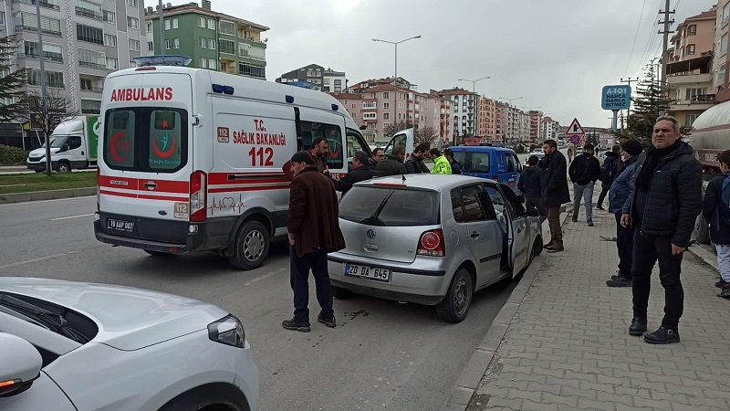 TANKER İLE OTOMOBİL KAVŞAKTA ÇARPIŞTI: 1 YARALI