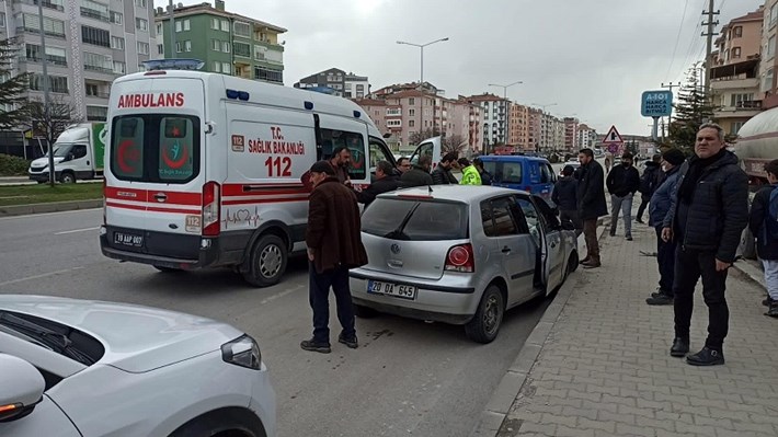 TANKER İLE OTOMOBİL KAVŞAKTA ÇARPIŞTI: 1 YARALI