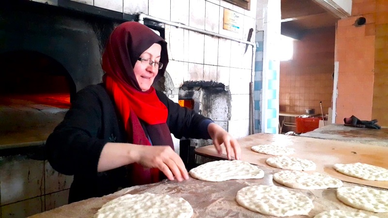 KADIN FIRINCI 30 YILDIR EKMEĞİNİ HAMURDAN ÇIKARTIYOR BU İLÇENİN EKMEĞİ NESLİHAN USTADAN GECE GÜNDÜZ FIRINDA ÇALIŞAN ANNE, 3 ÇOCUĞUNU BÜYÜTTÜ