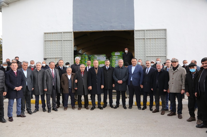 ÇORUM'DA ÜRETİCİLERE YAĞLI AYÇİÇEK TOHUMU DAĞITILDI BİN 820 ÜRETİCİYE 3 BİN 460 TORBA YAĞLIK AYÇİÇEĞİ TOHUMU VERİLDİ