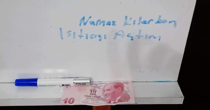 NAMAZ KILMAK İÇİN CAMİDE ELEKTRİKLİ ISITICIYI ÇALIŞTIRAN GENÇTEN İÇ ISITAN HAREKET