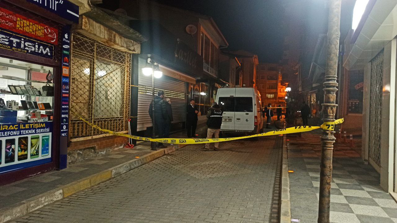 POMPALI TÜFEKLE KUYUMCUYU BASAN KAR MASKELİ HIRSIZLAR 2 KİLO ALTIN ÇALDI