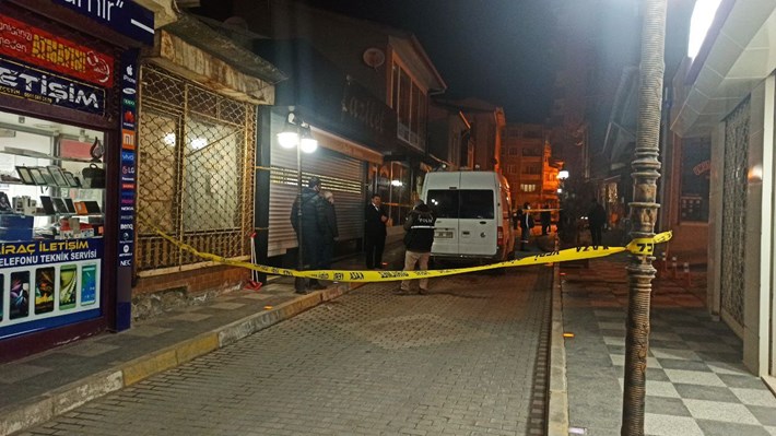 POMPALI TÜFEKLE KUYUMCUYU BASAN KAR MASKELİ HIRSIZLAR 2 KİLO ALTIN ÇALDI