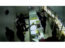 Çaldıkları altını mezarlığa saklamışlar