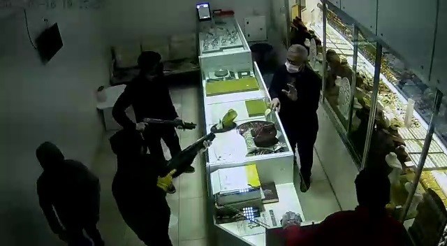 ÇALDIKLARI ALTINI MEZARLIĞA SAKLAMIŞLAR POLİS ÇALINAN ALTINLARI BULMAK İÇİN MEZARLIKTA DEDEKTÖRLE ARAMA YAPTI SUNGURLU İLÇESİNDE SOYGUN GÜVENLİK KAMERASINA YANSIDI