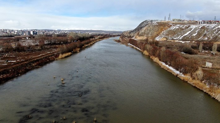 OTLAĞA DÖNÜŞEN KIZILIRMAK'TA ŞİMDİ SANİYEDE 56 METREKÜP SU AKIYOR YAZ AYLARINDA KURAKLIK NEDENİYLE SUYU OLDUKÇA ÇEKİLEN TÜRKİYE'NİN EN UZUN NEHRİ KIZILIRMAK'TA ŞİMDİLERDE YAĞIŞLARLA BİRLİKTE SANİYEDE 56 METREKÜP SU AKIYOR