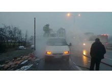 Karton yüklü kamyonet yandı