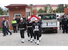 Polis memuru kalbine yenildi