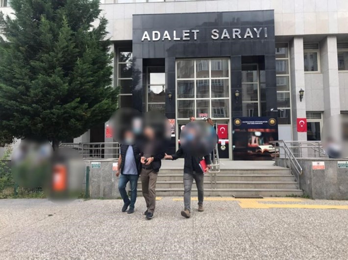 SAHTE JANDARMALARA JASAT TİMLERİNDEN OPERASYON KENDİLERİNİ JANDARMA OLARAK TANITIP VATANDAŞI DARP EDEN 2 KİŞİ TUTUKLANDI