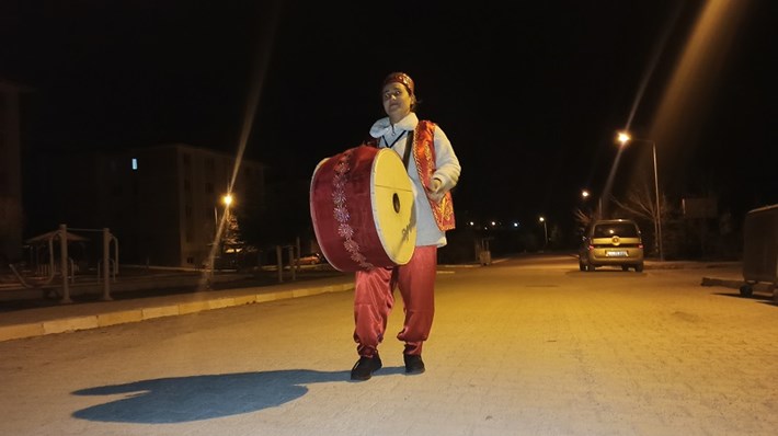 ÇORUMLULAR İLK SAHURA KADIN DAVULCUNUN MANİLERİYLE UYANDI