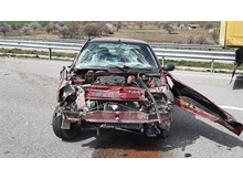 Otomobil bariyerlere çarptı: 2 yaralı