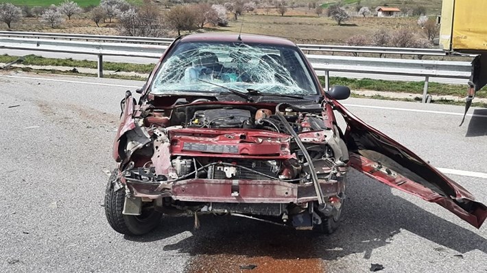 OTOMOBİL BARİYERLERE ÇARPTI: 2 YARALI