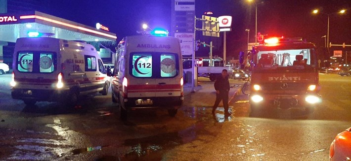 KONTROLDEN ÇIKAN ARAÇ BENZİNLİĞE DALDI ARAÇLARININ LASTİĞİNE HAVA BASAN 2 KİŞİ ÖLÜMDEN DÖNDÜ KAZA SANİYE SANİYE GÜVENLİK KAMERASINA YANSIDI
