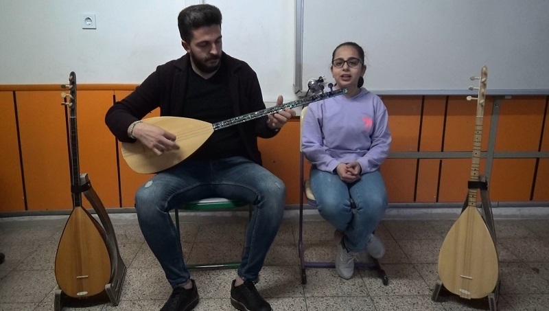 BU İLÇEDE 10 YAŞINDAN 50 YAŞINA KADAR HERKES BAĞLAMA ÇALMAYI ÖĞRENİYOR