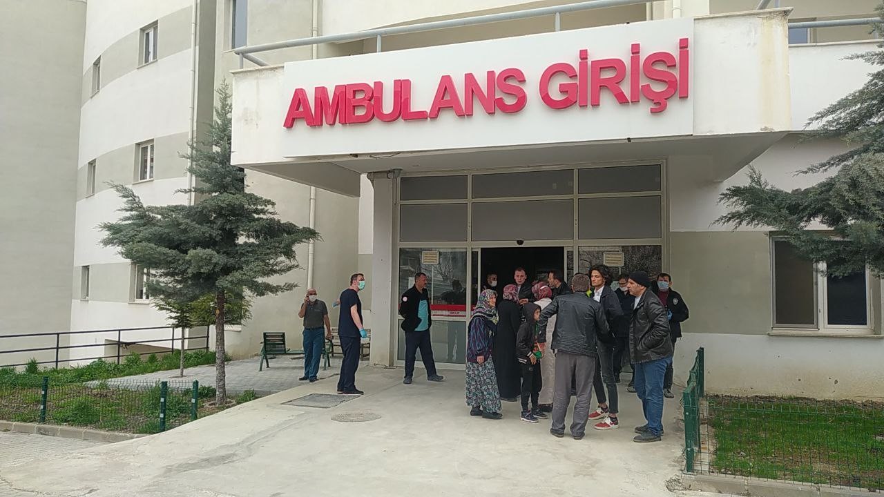 ÇORUM'DA İKİ AİLE ARASINDA ÇIKAN SİLAHLI KAVGADA KAN AKTI: 2 ÖLÜ, 5 YARALI 2 KİŞİNİN ÖLDÜĞÜ OLAYLA İLGİLİ 2 KİŞİ GÖZALTINA ALINDI