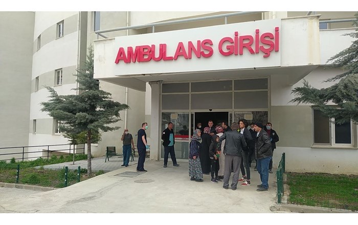 ÇORUM'DA İKİ AİLE ARASINDA ÇIKAN SİLAHLI KAVGADA KAN AKTI: 2 ÖLÜ, 5 YARALI 2 KİŞİNİN ÖLDÜĞÜ OLAYLA İLGİLİ 2 KİŞİ GÖZALTINA ALINDI