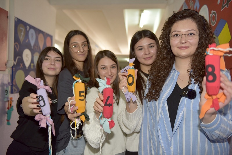 RENKLERİN GÜCÜ BİRLEŞTİ MATEMATİK DAHA EĞLENCELİ HALE GELDİ ÜNİVERSİTELİ ÖĞRENCİLERİN GELİŞTİRDİĞİ YÖNTEMLE MATEMATİĞİ RENKLERLE ÖĞRENECEKLER
