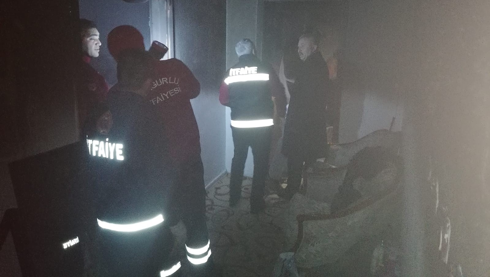 SOBADAN SIÇRAYAN KIVILCIM EVİ YAKTI DUMANDAN ETKİLENEN BİR KİŞİ HASTANEYE KALDIRILDI