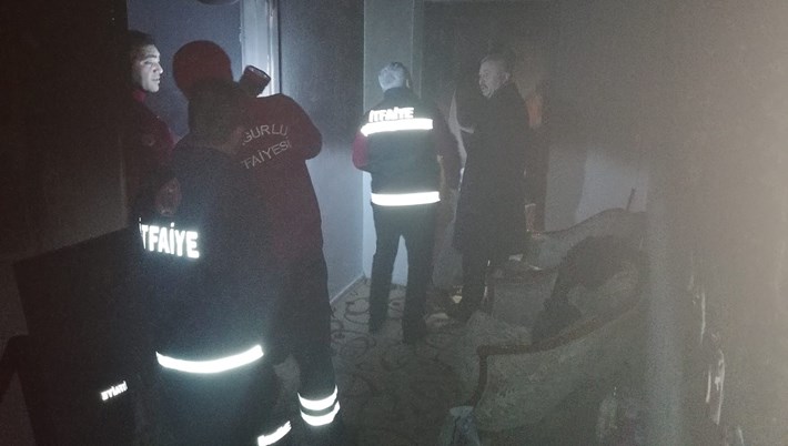 SOBADAN SIÇRAYAN KIVILCIM EVİ YAKTI DUMANDAN ETKİLENEN BİR KİŞİ HASTANEYE KALDIRILDI