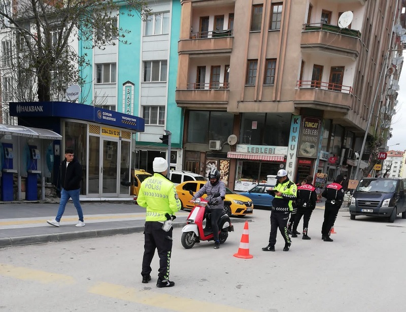 ÇORUM'DA MOTOSİKLET SÜRÜCÜLERİ DENETLENDİ