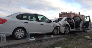 Park halindeki otomobile arkadan çarptı: 3 yaralı