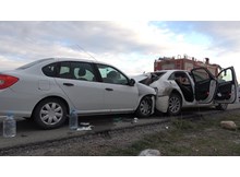 Park halindeki otomobile arkadan çarptı: 3 yaralı