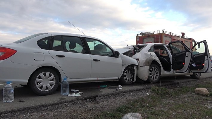 PARK HALİNDEKİ OTOMOBİLE ARKADAN ÇARPTI: 3 YARALI