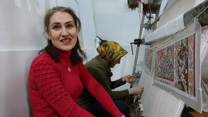 BİNLERCE YILLIK EL SANATINA SAHİP ÇIKILDI KADINLAR BU KURSTA GELENEKSEL HALI DOKUMACILIĞINI YAŞATIYOR