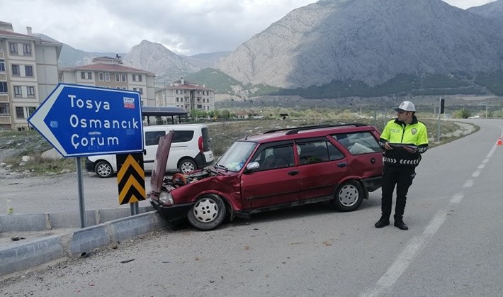 HAFİT TİCARİ ARAÇ İLE OTOMOBİL ÇARPIŞTI: 1 YARALI