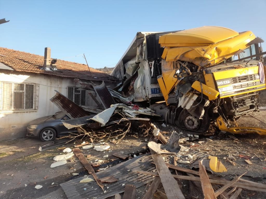 YOLDAN ÇIKAN KAMYON EVE GİRDİ, FACİADAN DÖNÜLDÜ